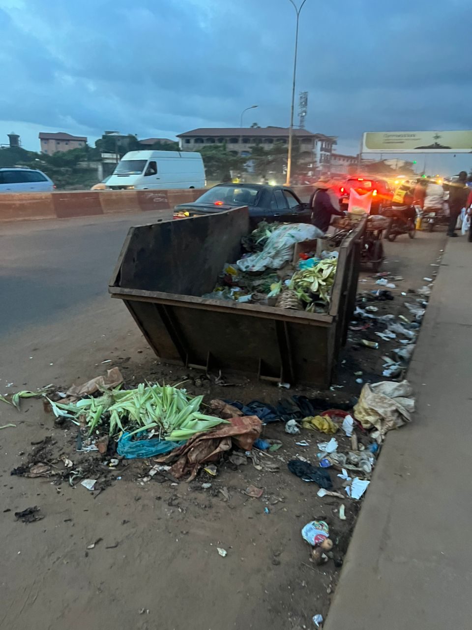 Benne débordante et déchets répandus au sol — Messassi, Yaoundé.