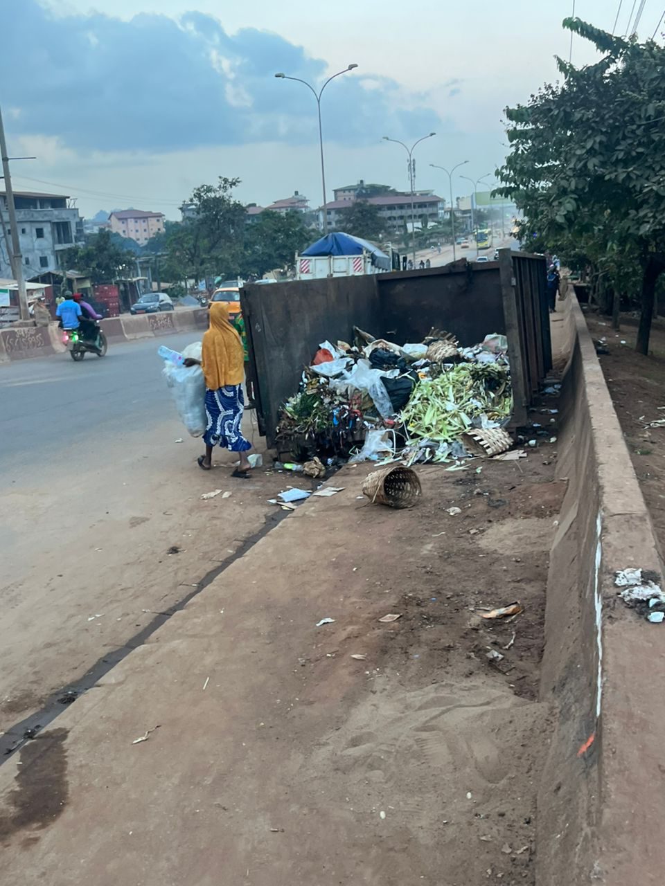 Ordures accumulées autour du point de collecte — Olembé, Yaoundé.